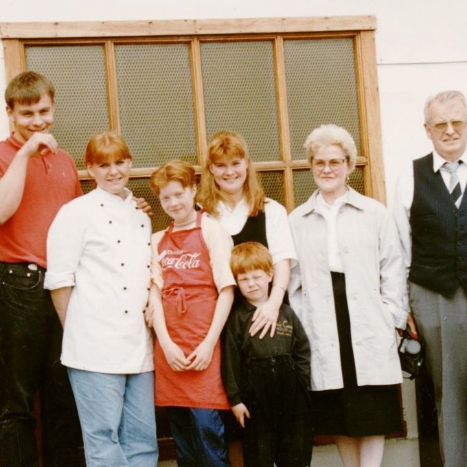 Bæring heimsótti fjölskylduna og nágranna sína frá Grundargötu 20, en hjónin Elsa og Alli ásamt hjónunum  Önnu Jonny og Þorkel Inga ráku nokkur sumur Hótel Bjarkarlund. Talið frá hægri Aðalsteinn Hjörvar Friðfinnsson, Elsa Fanney Pétursdóttir, Olga Sædís Aðalsteinsdóttir, Aðalsteinn Valur Grétarsson, Elsa Fanney Grétarsdóttir, Anna Jonny Aðalsteinsdóttir og Þorkell Ingi Þorkelsson.