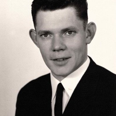 Benedikt Gunnlaugsson vélstjóri var fæddur 24. maí  árið 1943 á Raufarhöfn. Hann flutti til Grundarfjarðar 1972 þegar hann réði sig á Hafsúluna SH með Halldóri Sveinssyni, en síðan fór hann á Runólf SH og var þar þangað til hann fór að róa á Haraldi SH með Braga Þór Magnússyni. Benedikt fórst með Haraldi SH-123 þann 10. nóvember árið 1977 og var því 34 ára gamall. Benedikt lét eftir sig eiginkonu, Jóhönnu Dagmar Magnúsdóttur, og eina dóttur, Sigríði Hafdísi Benediktsdóttur og þrjú uppkomin stjúpbörn, þau Magnús Lane, Stephen Gunnar Lane og Helgu Fríðu Tómasdóttur Lane.