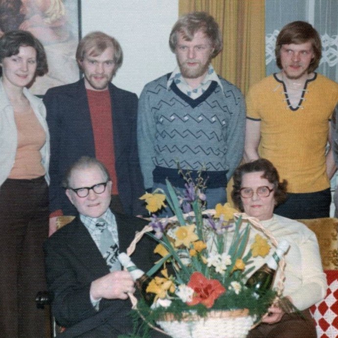 Hjónin Bára Hallgrímsdóttir og Magnús Jóhannsson ásamt börnum sínum, talið frá hægri Hulda Vilmundardóttir, Bragi Þór Magnússon, Magnús Magnússon, Hallgrímur Magnússon og Sigríður Magnúsdóttir.