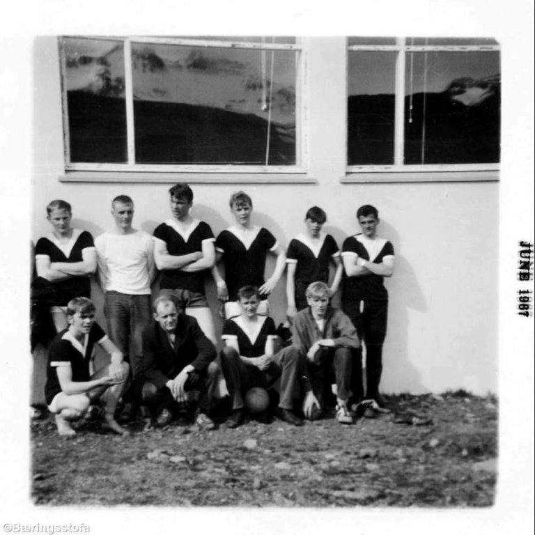 Fótboltalið sjómanna Grundarfjarðar árið 1967, talið frá hægri aftari röð, Jóhann Sigurðsson, Bragi Þór Magnússon, Ragnar Elbergsson, Sigurjón Halldórsson, Hans Mikaelsen, og Jón Snorrason. Neðri röð frá hægri, Ásmundur Karlsson, Sigurdór Friðjónsson, Þorvaldur Elbergsson og Ólafur Guðmundsson.