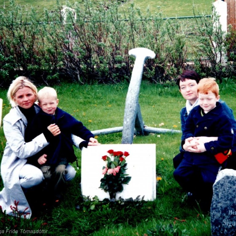 Minningarreitur um þá skipsfélaga Braga Þór Magnússon og Benedikt Gunnlaugsson í kirkjugarðinum á Setbergi við Grundarfjörð. Við leiðið krjúpa dætur þeirra og dóttursynir, til hægri er Sigríður Benediktsdóttir og til vinstri er Bylgja Bára Bragadóttir