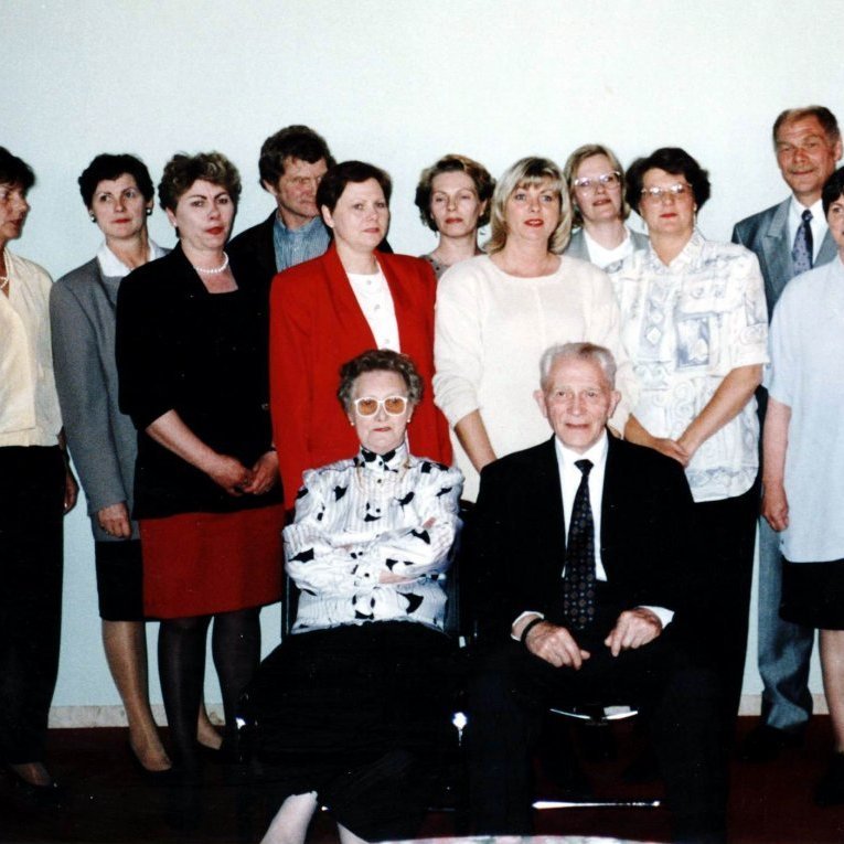 Hjónin Cecilía Kristjánsdóttir og Jeremías Kjartansson á Sigurhæðum ásamt börnunum sínum sem voru ellefu talsins, stór og flottur systkinahópur eins og sést best á myndinni. Fjölskyldan flutti frá Þórdísarstöðum út í Grafarnes á sjötta áratugnum þar sem þau bjuggu á Sigurhæðum, Grundargötu 44 og voru því með þeim fyrstu sem byggðu upp þorpið Grafarnes sem nú er Grundarfjarðarbær. Á aðeins örfáum árum hafa verið höggvin stór skörð í systkinahópinn og eru nú sex systkinanna látin, núna síðast Áslaugur en hann lést þann 24. nóvember 2022, blessuð sé minning þeirra. Látin eru, Svandís fædd 1942, lést 2021, Salbjörg fædd 1943 lést 2001, Áslaugur, fæddur 1945 lést 2022, Kjartan fæddur 1946 lést 2018, Laufey fædd 1947 lést 2010 og Dagný fædd 1958 lést 2021. Eftir lifa systkini sín fimm systur, þær Kristín, Þórdís, Hulda, Ásta og Sæunn.