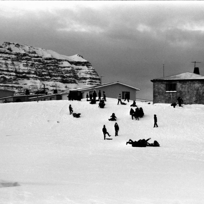 Krakkar að renna sér í Lallabrekku sem var með vinsælli útivistarstöðum á vetrartíma í Grundarfirði. Það var sérstaklega gaman að fara eftir jólin með jólagjafirnar og renna sér í brekkunni, á nýjum magasleðum, snjóþotum og skíðum.
