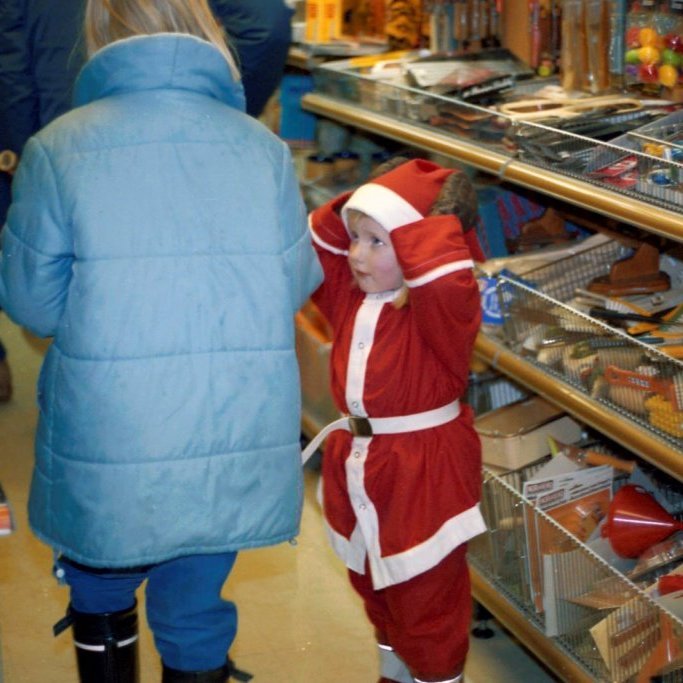 Lítill jólasveinn á jólaróli. Okkur rennir í grun hver jólasveinninn er, en gaman væri að fá það staðfest. Ef rétt er munað þá saumuðu kvenfélagskonur eitt árið jólasveinabúninga og seldu, gaman væri að fá að vita meira um það.