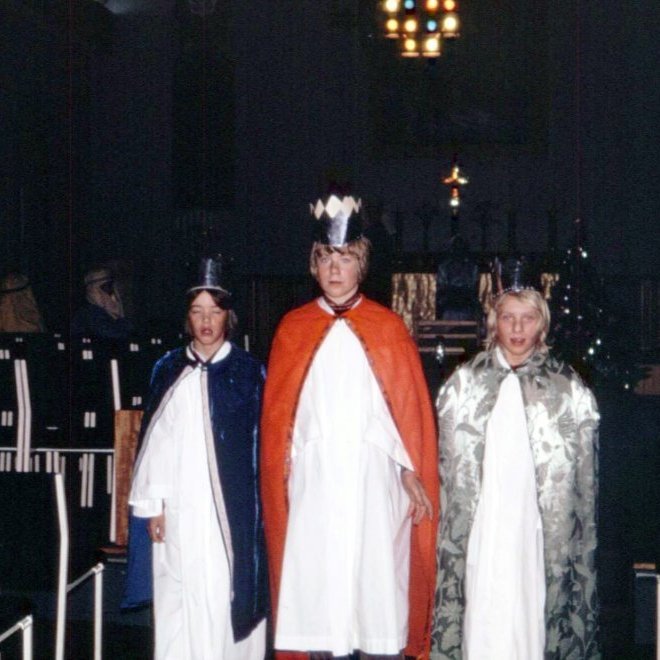 Helgileikur í Grundarfjarðarkirkju árið 1973, leikinn af krökkum fæddum 1960, sem fermdust vorið 1974. Á myndinni eru skólabræðurnir talið frá hægri Ólafur Ingi Jónsson, Pétur Kristinn Elisson og Guðjón Gíslason í hlutverki vitringanna frá Austurlöndum. Í frásögninni um fæðingu Jesú er talað um að til hans hafi komið þrír menn er færðu honum gjafir sem voru gull, reykelsi og myrra. Vitringarnir frá Austurlöndum voru þeir Kaspar frá Grikklandi, landi blómskrúðs og fegurðar, Baltasar sem kom frá Egyptalandi, landinu sem geymir mestar minjar fornrar byggingalistar og sýnir mestan kraft og visku, frá Indlandi kom síðan Melkior frá landi menningar sem var vagga indóevrópskra þjóða í þekkingu og heimspeki.