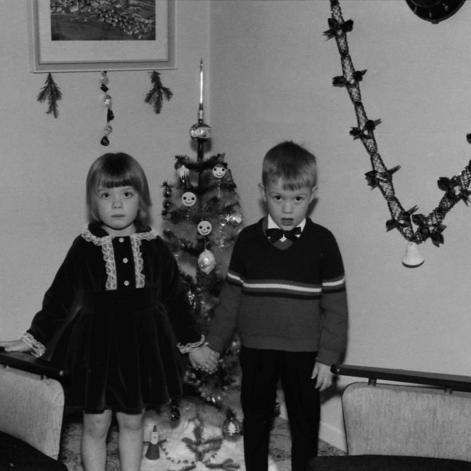 Falleg og fín systkini stilla sér upp fyrir Bæring, börnin þau Ómar Örn og Helga eru börn vina Bærings, þeirra Gríms Haraldssonar og Svövu Axelsdóttur.