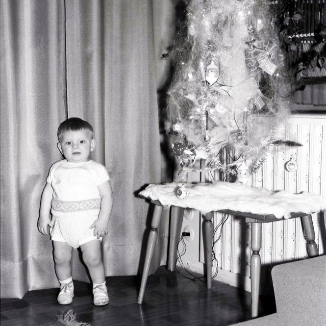 Fallegur lítill drengur við jólatré. Drengurinn er Grétar Þór Magnússon sonur Magnúsar Magnússonar og Arnheiðar Fanneyjar Snorradóttur.