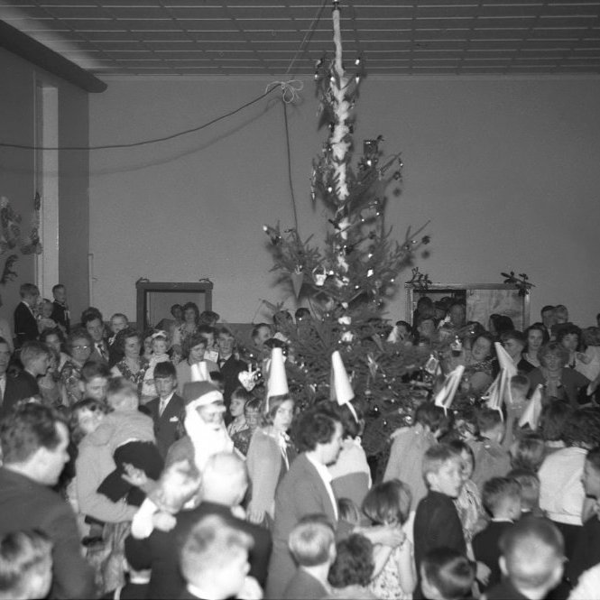 Jólaball í samkomuhúsinu, sennilega árið 1961. Þarna má þekkja marga á myndinni, bæði börn og fullorðna.