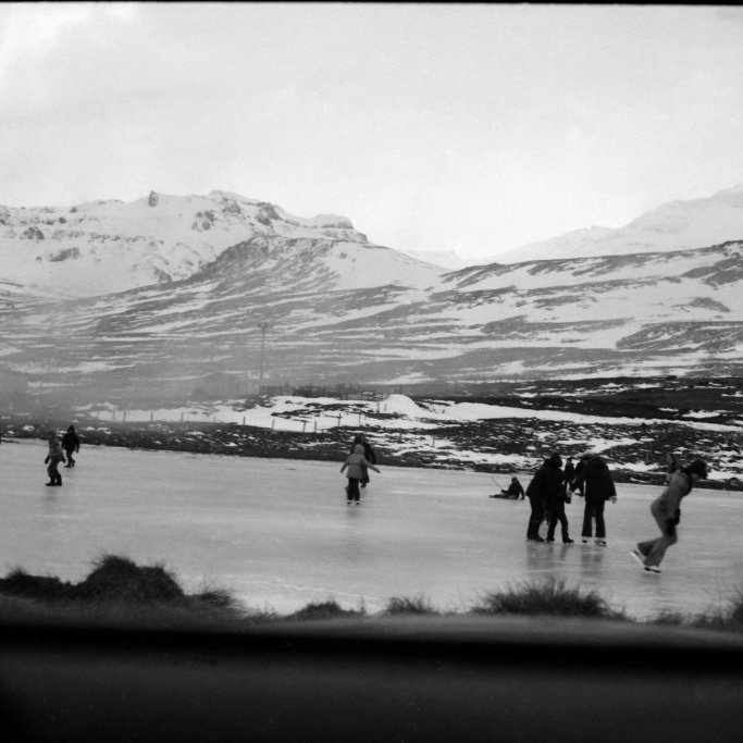 Skautasvellið á Steinatjörn sem mikið var notað af krökkunum í Grundarfirði. Á myndinni sjást krakkar bæði á skautum og einnig nokkrir sem renna sér bara á stígvélunum eftir svellinu, nokkrir krakkar eru að leggja í leiðangur eftir skurðinum sem liggur frá tjörninni og var gaman að fara í könnunarleiðangur eftir þeim skurði.