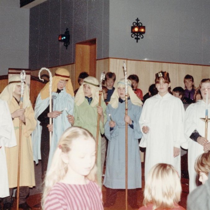 Fermingarárgangur 1986, börn fædd árið 1972, helgileikur á jólunum 1985. Talið frá hægri eru, Tryggvi Svansson, Gyða Sigurlaugsdóttir, Ragnar Börkur Ragnarsson, okkur vantar nöfnin á næstu þremur fjárhirðum, Guðmundur Ólason og Gísli Svanur Gíslason.