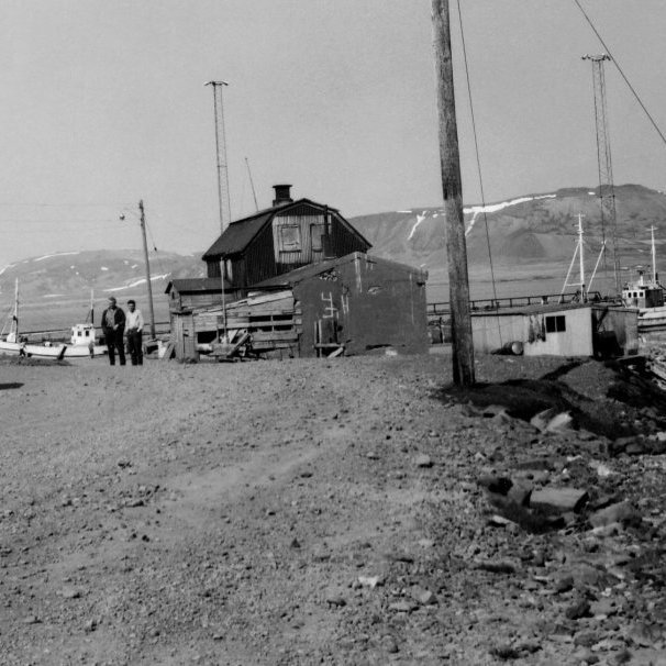 Gátur: Hér kemur mynd af fyrsta veggjakroti - graffiti í Grundarfirði svo vitað sé, táknið á gafli Neshúsanna, hver er listamaðurinn? Tveir menn eru á miðri myndinni, hverjir eru þeir? Og svo að lokum hver á bílinn sem er þarna á myndinni, P 223 prestjeppinn á Setbergi í honum er Elis Gunnarsson. Listamaðurinn játaði og er Ingi Þór Guðmundsson. Maðurinn í ljósu skyrtunni er Einar Skarphéðinsson og Kristján Torfason við hliðina á honum.