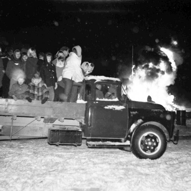 Áramótabrenna, hér þekkjast örugglega mörg andlit, bílstjóri og bíll. Hvaða Grundfirðingar eru þarna samankomnir á áramótabrennu á sjötta áratugnum?