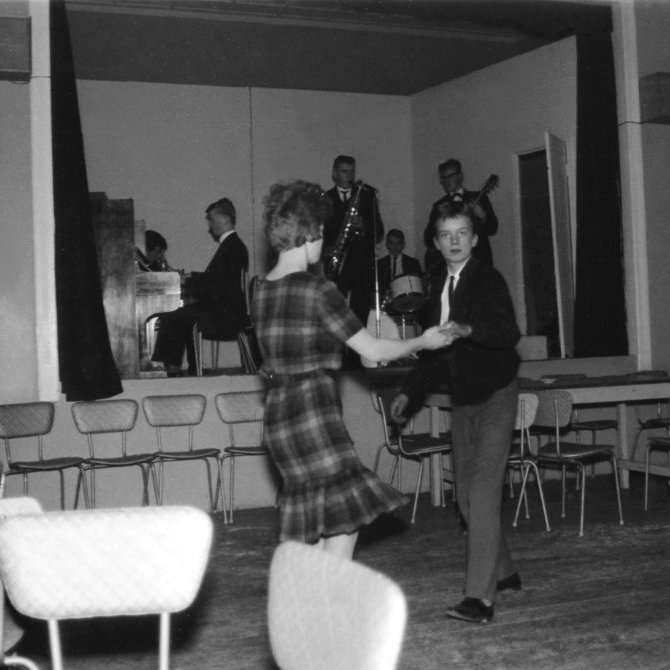 Dansleikur í samkomuhúsinu og þarna er næsti áratugur að byrja, sjöundi áratugurinn. Gátur þessarar myndar eru að þarna má finna þrjú systkini á myndinni. Frá vinstri: Níels Friðfinnsson, Selma Friðfinnsdóttir, Hörður Sigurjónsson, Gunnar Magnússo, Ólafur Guðmundsson, Guðbrandur Þorkell Guðbrandsson og Aðalsteinn Friðfinnsson.