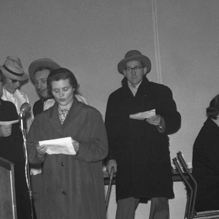 Skemmtun í samkomuhúsinu í byrjun sjöunda áratugarin. Á þessari mynd eru þekktir einstaklingar að syngja við undirleik frú Áslaugar Sigurbjörnsdóttur. Frá vinstri: Elísabet Helgadóttir, Svavar Jónsson, Þórður Pálsson, Hulda Vilmundardóttir, Páll Cecilsson og Áslaug Sigurbjörnsdóttir