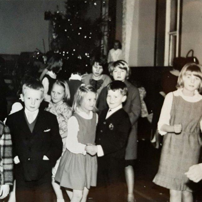 Jólaball í samkomuhúsinu frá sama tíma eða í byrjun sjöunda áratugarins. Við þekkjum flesta á þessari mynd en áfram með gátuna hverjir eru á þessari mynd?
Frá vinstri: Páll Guðfinnur Elíasson, Gústaf Þorsteinsson, Guðrún Hlíðkvist Bjarnadóttir, Ásdís Hinriksdóttir Hreiðar Þórðarson, Kristín Sigurðardóttir, Kolbrún Þorvaldsdóttir og Ásta Jeremíasdóttir.