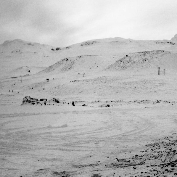Mynd frá 1968, þarna er verið að renna sér á skíðum og á sleðum niður á milli brjóstanna sem er nafngift grundfirðinga en rétt nafn er Hellnafellin. Landslagið hefur tekið miklum breytingum síðan þarna árið 1968, holtið fyrir neðan Hellnafellin heitir Hjaltalínsholt þar er núna fallegur skógarlundur með göngustígum. Í dag er nýjasta byggðin komin upp á Hjaltalínsholtið. Það voru nokkrir staðir sem vinsælir voru til þess að stunda vetraríþróttir eða vetrar skemmtun en auk brjóstanna var það Lallabrekka og að renna á skíðasleðum frá skólabrekkunni og niður að Kaupfélagi og þá oft í skíðasleðalest.