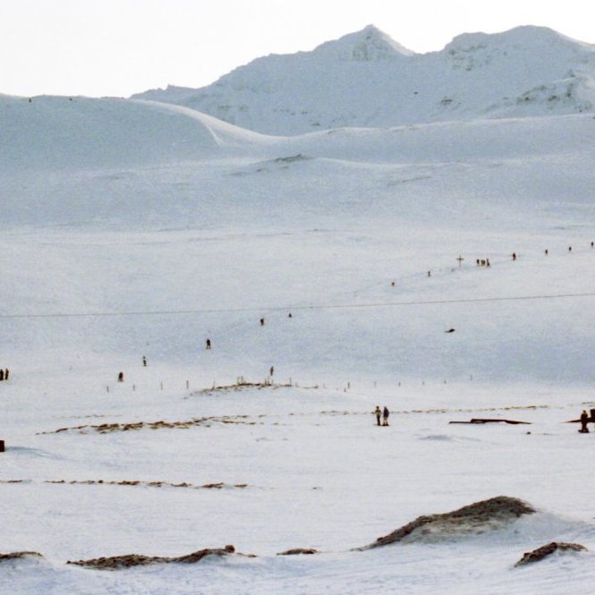 Mynd frá vetrinum 1985 - 1986 þarna er búið að reisa skíðalyftu á því svæði sem er nú er áfram verið að byggja upp skíðasvæðið fyrir neðan Gráborg. Það var á sínum tíma kraftmikið og duglegt fólk sem hóf að byggja upp aðstöðuna. Í dag er ekki síður dugnaður í skíðadeildinni og veitti Grundarfjarðarbær Stjórn Skíðadeildar Snæfellinga verðskuldaða viðurkenningu fyrir þeirra vinnu við uppbyggingu á skíðasvæðinu í Grundarfirði.