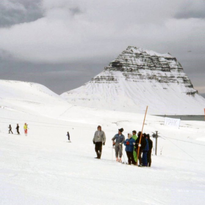 Á þessari mynd er í gangi keppni í skíðabrekkunni.