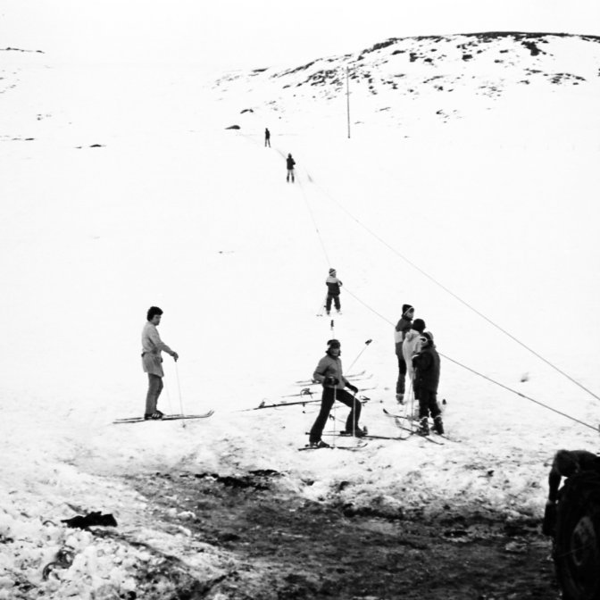 Fyrsta tilraun til þess að nota skíðalyftu var svolítið frumleg, þarna er vír tengdur við traktor og krakkarnir þokast upp hlíðina, þetta er greinilega að virka að einhverju leiti. Núna árið 2023 ákvað íþrótta- og tómstundanefnd að standa fyrir þeirri nýbreytni að veita sjálfboðaliðum í baklandi íþróttastarfs og tómstunda þakklætisvott fyrir óeigingjarnt starf sitt. Stjórn Skíðadeildar Snæfellinga fékk viðurkenningu fyrir þeirra vinnu við uppbyggingu á skíðasvæðinu í Grundarfirði.