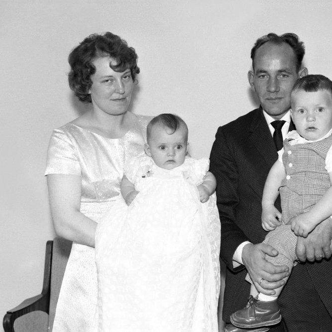 Fjölskyldumynd, hjónin Elís Gíslason og Hulda Valdimarsdóttir með börnin sín þau Jóhönnu Elísdóttur og Valdimar Elísson á skírnardegi Jóhönnu.