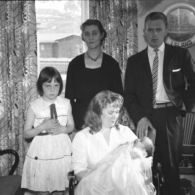 Fjölskyldumynd, Guðrún Árnadóttir með börnunum sínum þeim Kristjáni Ólafssyni, Öldu Björnsdóttur og Halldóru Guðrúnu Ólafsdóttur sem á myndinni er með dóttur sína Agnesi Arnardóttur á skírnardegi hennar.
