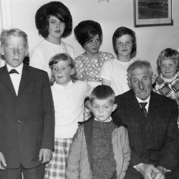 Fjölskyldumynd, hjónin í Hálsi þau Hjörtur Rósmann Jónsson og Kristín Sveinbjörnsdóttir ásamt barnabörnum sínum og fleiri börnum. Talið frá vinstri: Bjössi, Svava Jakobsdóttir og Valdís Ragnheiður Jankobsdóttir. Síðan koma Kristín Halldórsdóttir, Sigurbjörg Sigurðardóttir, Kristín Þorgrímsdóttir og Kristín Sigurðardóttir, drengurinn fyrir miðri mynd við hlið afa síns er Hjálmtýr Sæmundur Halldórsson.