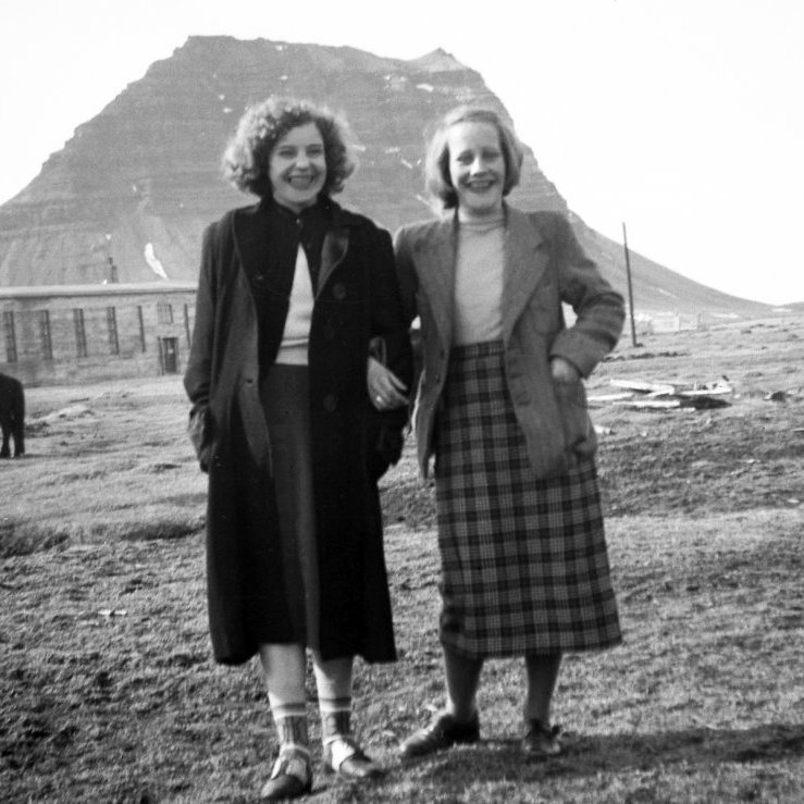 Á þessari mynd eru góðar vinkonur þær til hægri Jónína Kristjánsdóttir og Ingibjörg Pétursdóttir.