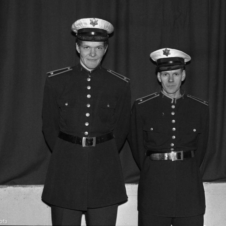 Mynd tekin í samkomuhúsinu í Grundarfirði á dansleik. Lögreglumennirnir sem standa þarna vaktina eru til hægri Elías Finnbogason og Jens Níels Óskarsson