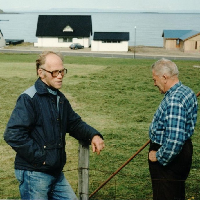 Sveitungar á spjalli við Jeratún. Til Hægri Jeremías Kjartansson og til vinstri Páll Torfason