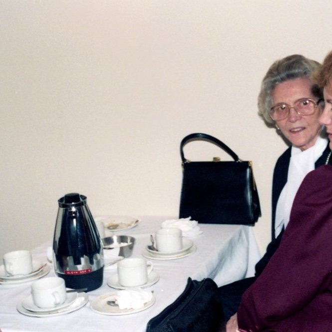 Kaffi í kirkjukjallaranum. Fyrir miðri mynd er Valgerður Skarphéðinsdóttir, til hægri er tengdadóttir hennar Þóra Hreiðarsdóttir og til vinstri dóttir hennar Stella Magnúsdóttir