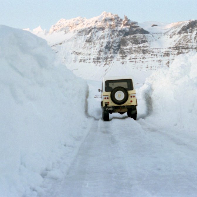 Snjóaveturinn mikli. Hér er jeppa ekið út Grundargötu eftir snjógöngum en þennan vetur lokaðist vegurinn þarna einhverja daga. Hver á bílinn?