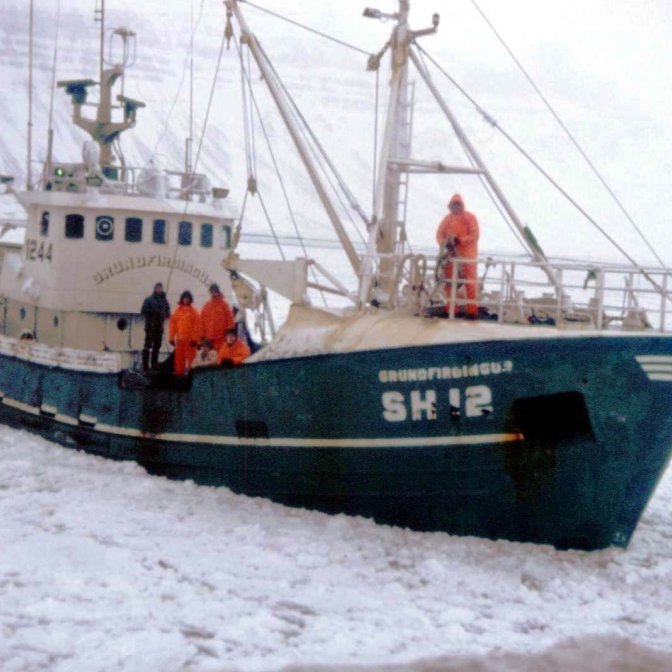 Grundfirðingur SH-12 að leggja upp að bryggju eftir að hafa siglt inn fjörðinn í gegnum ís. Það væri gaman á fá nöfn áhafnarinnar, líklega er Níels Friðfinnsson næst ystur til hægri á myndinni.