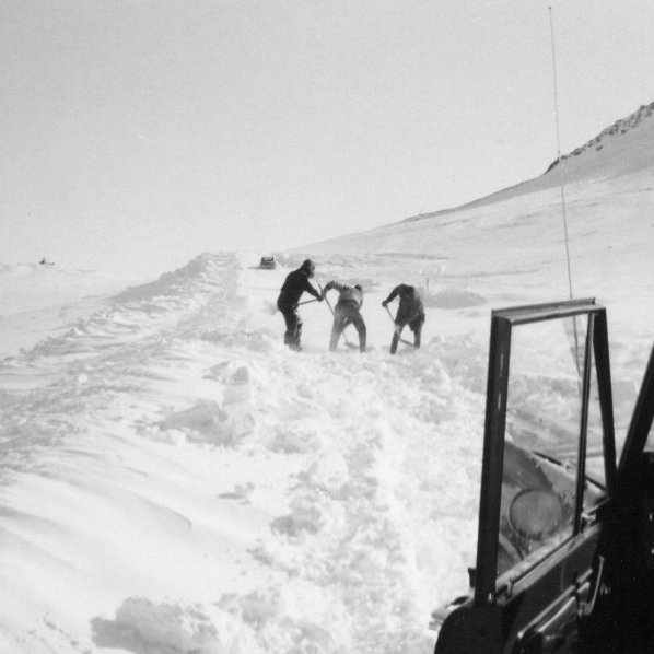 Á þessari mynd frá árinu 1968 er verið að moka sig í gegnum skafl við Vík á leiðinni til Grundarfjarðar. Skóflur, reipi og keðjur voru staðalbúnaður þessi árin yfir vetrartímann. Þarna eru vaskir menn að hjálpa Bæring svo Bronkóinn hans Bæja komist í gegnum skaflinn.