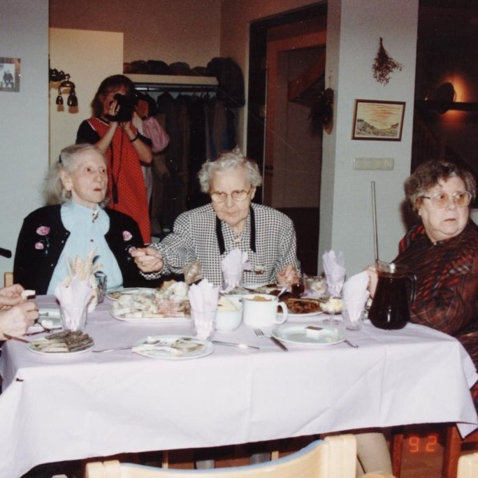 Þorrablót á Dvalarheimilinu Fellaskjóli árið 1992 fyrir íbúa og gesti, hér sitja þau til borðs saman Elías Finnbogason, Halla Halldórsdóttir, Guðlaug Elín Bjarnadóttir frá Hallbjarnareyri (móðir Maríu Gunnarsdóttur) og Ásgerður Guðmundsdóttir.