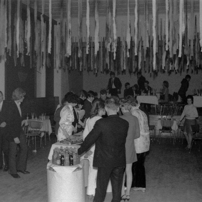 Skemmtun í samkomuhúsinu árið 1970, sennilega árshátíð kvenfélagsins. Þarna er hlaðborð í miðjum salnum með mat og gosi. Þarna má þekkja marga á myndinni og væri gaman að fá fleiri nöfn. Talið frá hægri má þekkja Stefán Helgason, Pál Cecilsson, Níels Friðfinnsson, Hinrik Elbergsson og Aðalstein Friðfinnsson.