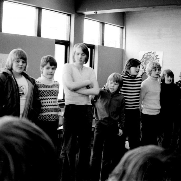 Þessi mynd er sennilega tekin árið 1975 í grunnskólanum þar sem skákmót var í gangi. Talið frá hægri Jón Örn Þórðarson, Skarphéðinn Ólafsson, Ásgeir Ragnarsson, Björn Karlsson, Sigurður Ólafur Þorvarðarson, Gunnar Kristjánsson, Guðmundur Skúli Guðmundsson, Orri Árnason og Jóhannes Þorvarðarson. Okkur vantar nafnið á manninum sem er lengst til vinstri.