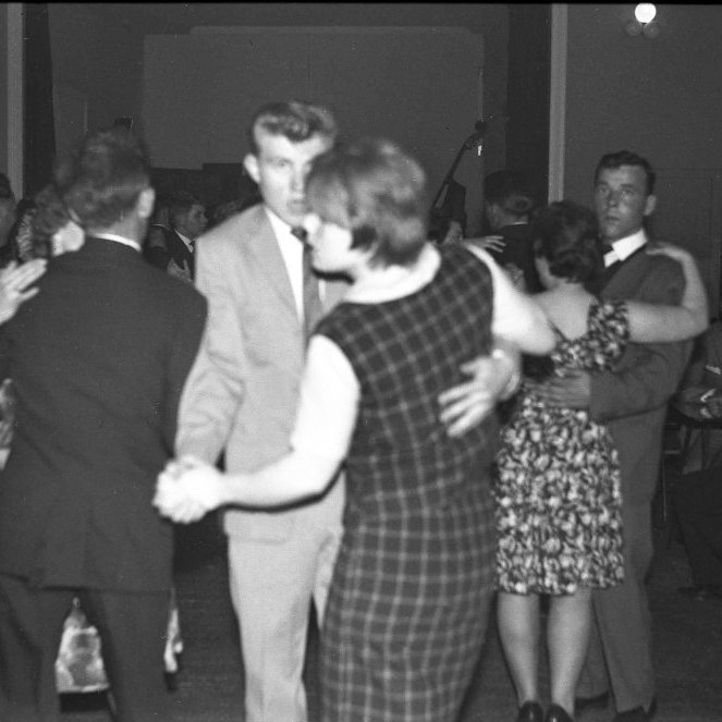 Hjónamót í samkomuhúsinu sennilega 1959-1960. Hér má þekkja ungu hjónin á dansgólfinu Garðar Gunnarsson og Ólöfu Pétursdóttur, gaman væri að fá fleiri nöfn. Uppá senunni sést í kontrabassa Óskars Ásgeirssonar og hljómsveitin er líklega Kóralkvintett, sem þarna leikur fyrir dansi.