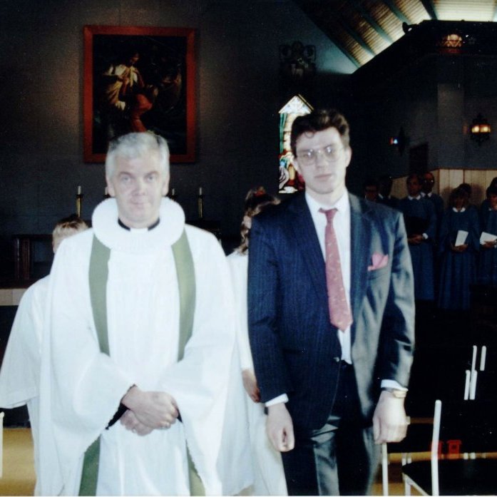 Mynd tekin í Grundarfjarðarkirkju þar sem þeir ganga saman út, séra Jón Þorsteinsson og Friðrik Vignir Stefánsson organisti.