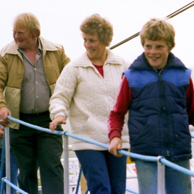 Fjölskylda kemur ánægð niður landganginn eftir siglingu, fyrstur kemur Heimir Jónsson, síðan móðir hans Jónína Kristjánsdóttir og faðir hans Jón Elbergsson.
