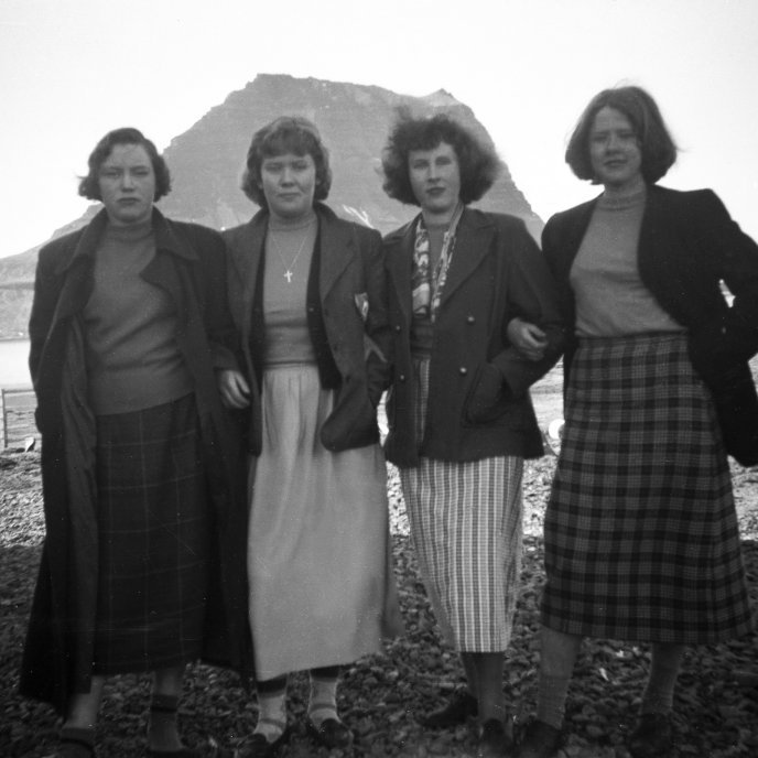 Ungar og fallegar vinkonur stilla sér upp fyrir Bæring með Kirkjufell í baksýn. Myndin er tekin rétt fyrir árið 1960. Ungu konurnar eru talið frá hægri Marta Jóhannsdóttir, (Sísí Þorbergs?), Halldóra Ólafsdóttir og Selma Hallgrímsdóttir.
