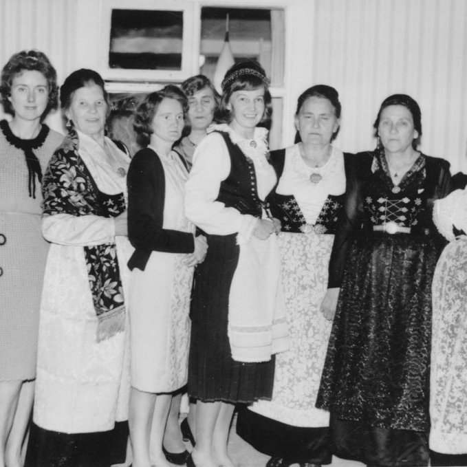 Kvenfélögin á Snæfellsnesi KSH í orlofi á Búðum. Talið frá hægri Ólöf Þorleifsdóttir, Þórdís Þorleifsdóttir, Sigríður Elísdóttir, Elna Bárðarson, Guðrún Árnadóttir, Petrea Guðný Pálsdóttir, Sveinfríður Ágústa Guðmundsdóttir og Marta Böðvarsdóttir.