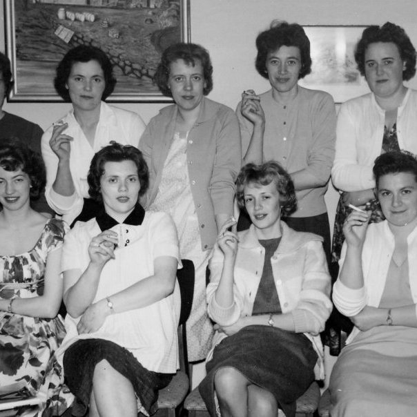 Saumaklúbburinn Hjartanían bregður á leik og stillir sér upp fyrir Bæring um mánaðamótin maí-júní árið 1961. Talið frá hægri efri röð, Björk Guðlaugsdóttir, Ragnheiður Benidiktsdóttir, Aðalheiður Magnúsdóttir, Gróa Guðjónsdóttir og Ólína Jónsdóttir, neðri röð frá hægri Guðmunda Hjartardóttir, Jóhanna Sigurrós Árnadóttir, Hulda Vilmundardóttir og Kristín Friðfinnsdóttir.