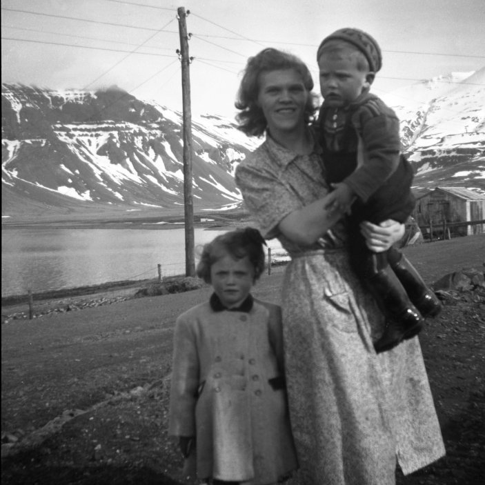 Skemmtileg mynd tekin á Grundargötu, á myndinni er Sigga í Vík með son sinn hann Hadda í fanginu og við hliðina á henni er lítil frænka hennar hún Birna Péturs en þau bjuggu öll í Látravík, Sigga með foreldrum sínum og systkinum, Birna bjó einnig í Látravík nær Lárósi en þarna var þá tvíbýli. Árið 1948 fluttu báðar fjölskyldurnar inn í Grafarnes sem þá var að byggjast upp af fjölskyldum bæði frá Kvíabryggju plássinu og frá bæjunum í framsveitinni. Talið frá hægri Hallgrímur Jóhannesson, Sigríður Hallgrímsdóttir og Birna Ragnheiður Pétursdóttir.