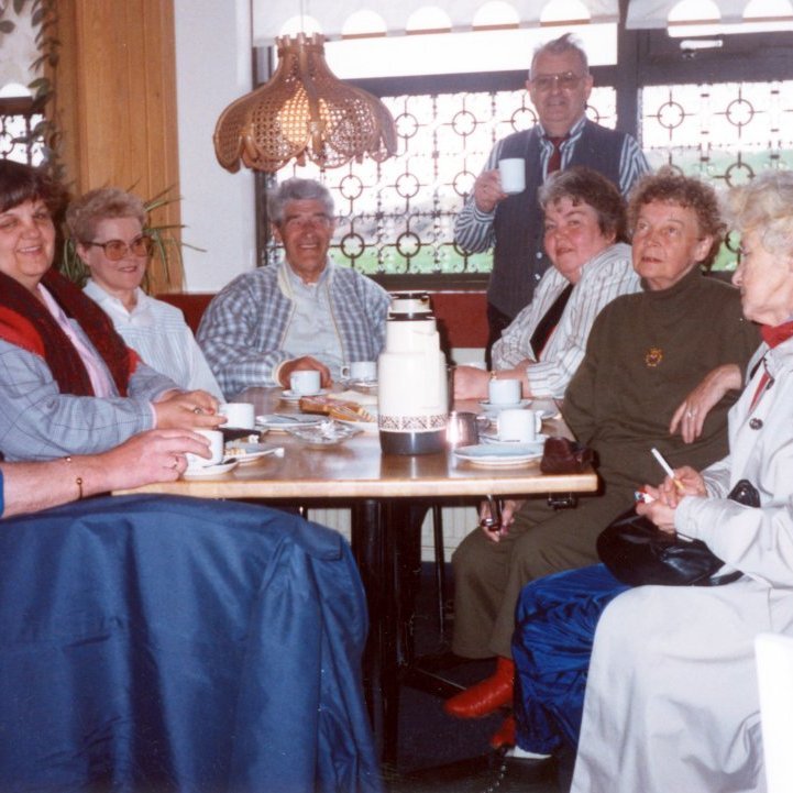 Félag eldri borgara frá Grundarfirði á ferðalagi með viðkomu í Staðarskála hjá Alla og Elsu. Talið frá hægri eru Bergljót Guðbjörg Gestsdóttir, Elna Bárðarson, Eygló Guðmundsdóttir, Aðalsteinn Friðfinnsson, Ólafur Ólafsson, Elsa Fanney Pétursdóttir, Jóhanna Steinþóra Gústafsdóttir og Kjartan Jeremíasson.