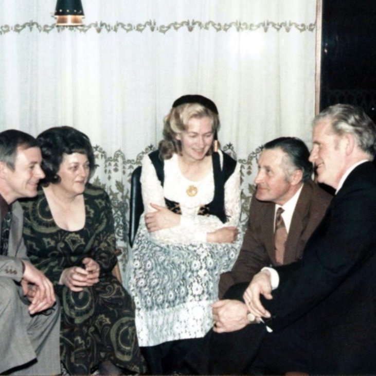 Spjallað saman í veislu, Talið frá hægri eru þau Soffanías Cecilsson, Haraldur Ísleifsson, Kristín Cecilsdóttir, Ragnheiður Ásgeirsdóttir og Hinrik Elbergsson.