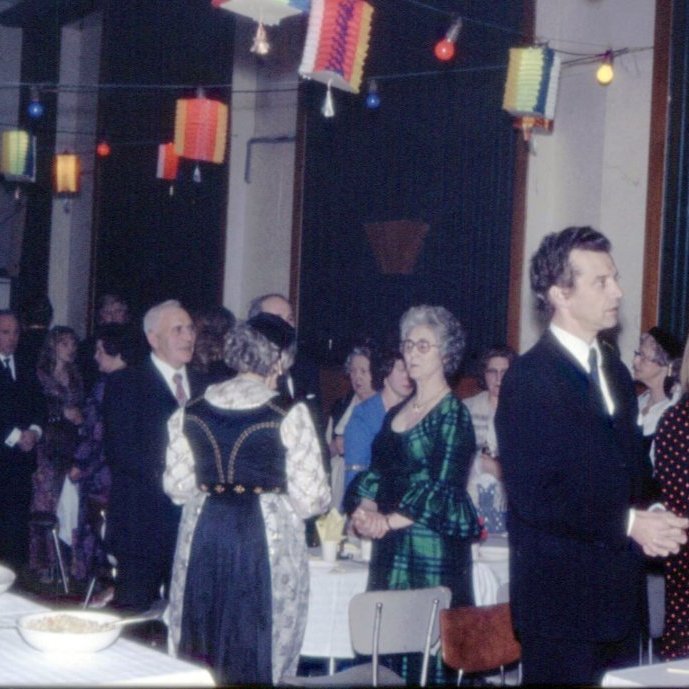 Árshátíð Kvenfélagsins Gleym mér ei í Samkomuhúsinu. Þarna má þekkja talið frá hægri Örn Forberg, Þóra Grímsdóttir, séra Magnús Guðmundsson, Guðríður Sigurðardóttir, Guðrún Árnadóttir, Inga Kristjánsdóttir, Guðmundur Runólfsson, Guðjón Elísson og Halldór Finnsson.