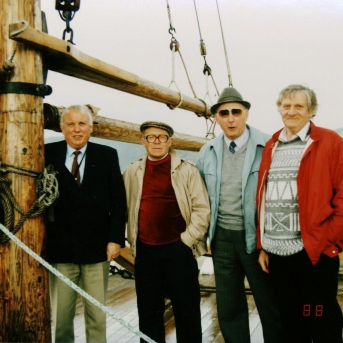 Heiðursmenn um borð í kútter Sigurfara á Akranesi, talið frá hægri eru þeir Hallgrímur Pétursson, Guðmundur Runólfsson, Pétur Konráðsson og Halldór Finnsson. Kútter Sigurfari er 85 smálesta tvímastra kútter, smíðaður 1885 í Englandi og keyptur til Íslands 1897