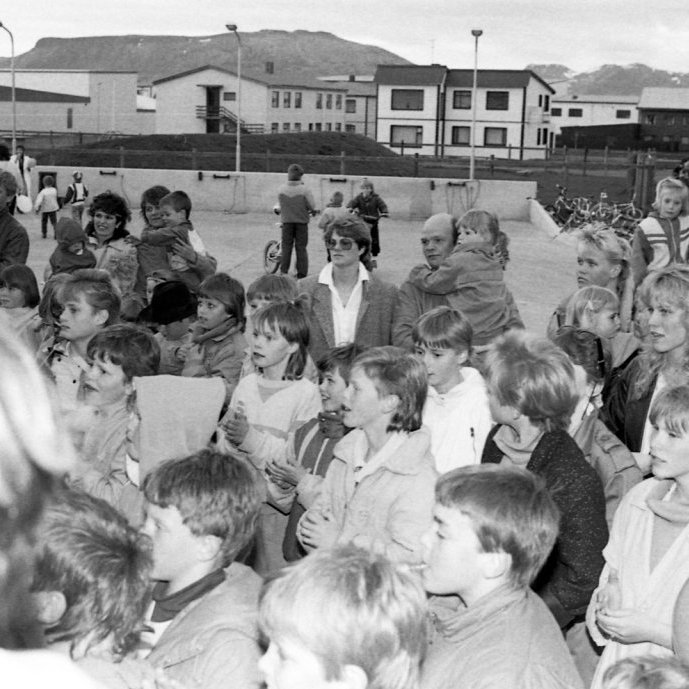 Grundfirðingar á öllum aldri á 17 júní árið 1986. Þarna má þekkja vel flesta á myndinni en alltaf gaman að fá send nöfn til þess að safna upplýsingum í Sarpinn.