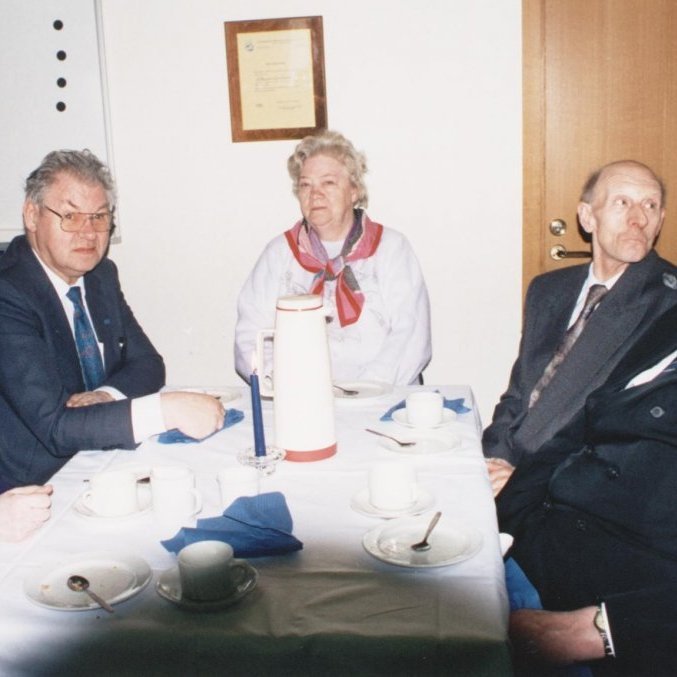 Systkinin sitja saman í kaffiveislu, talið frá hægri Gísli Þorkelsson, Runólfur Þorkelsson, vantar nafn, Stefán Helgason og Fjóla Þorkelsdóttir.