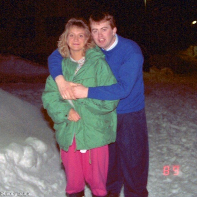 Hjónin Þórey Jónsdóttir og Ásgeir Ragnarsson fyrir nokkrum árum síðan, ártalið segir að liðin séu 34 ár frá myndatökunni en ekki hafa hjónakornin breyst mikið í gegn um árin.